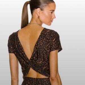 Beyond Yoga | Featherweight Twist Out Cropped Tee | Chai Tortoise | Size L